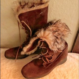 Groovy brown leather boots with fur lining